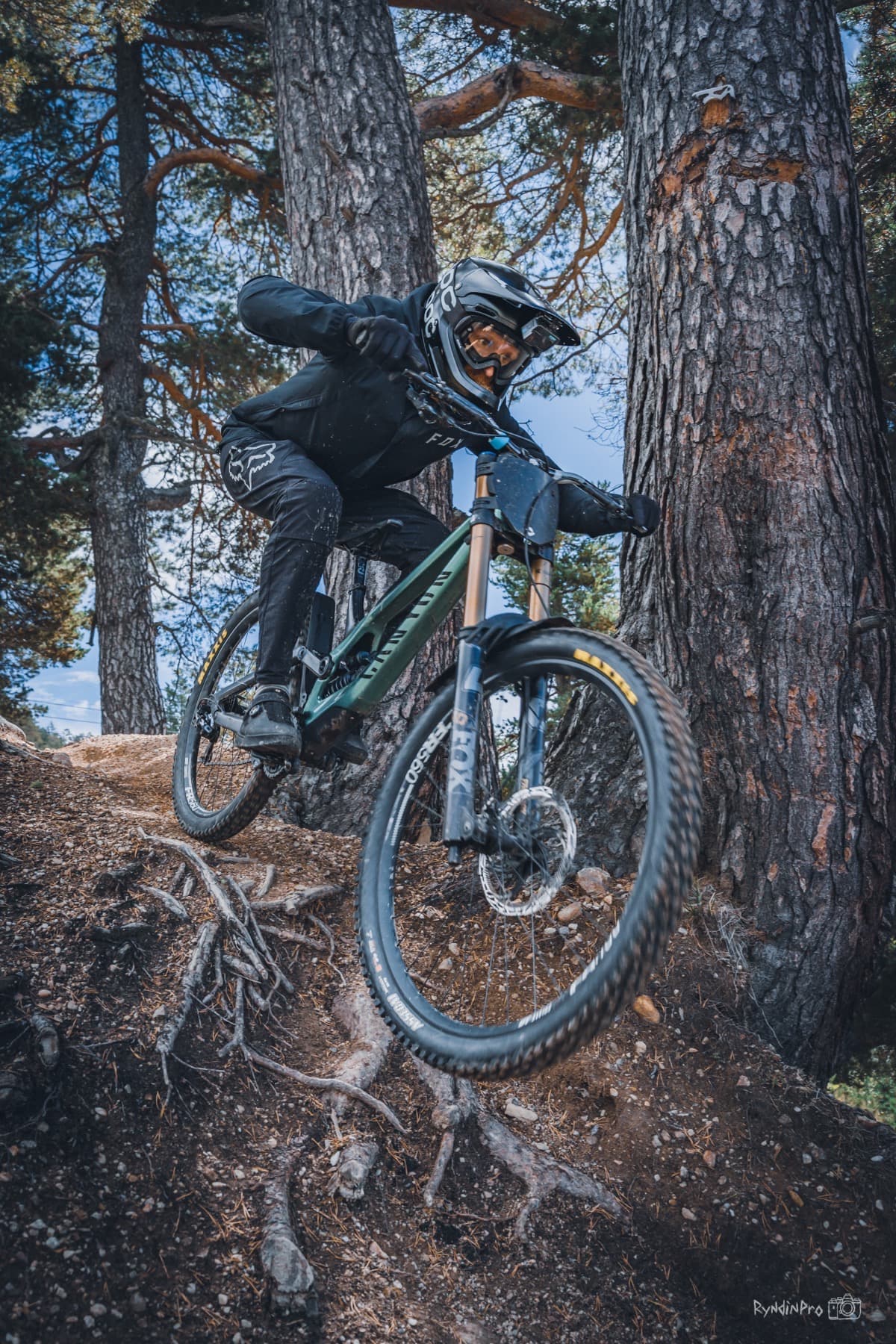 Александр на трассе Downhill